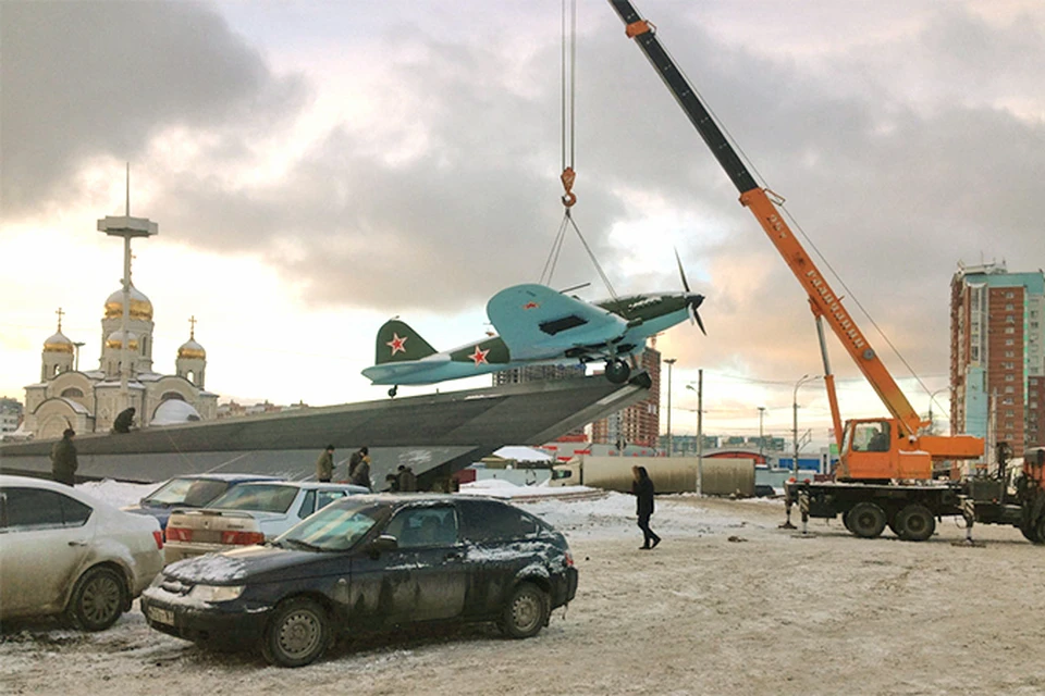 В Самаре памятник-самолет на время ремонта Московского шоссе демонтировали.