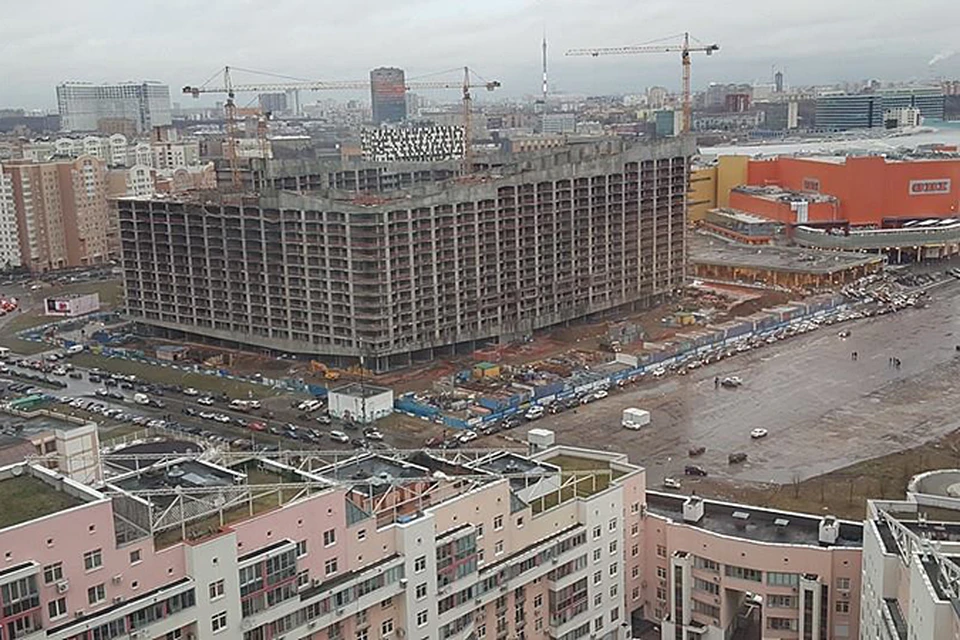 Около 15.00 из крупнейшего торгового центра "Авиапарк", расположенного на Ходынском поле, начали выводить посетителей