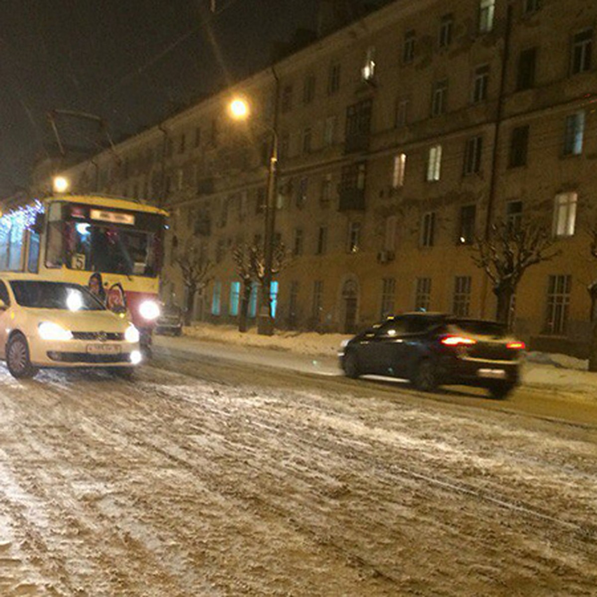 Автоледи из Ижевска может заплатить крупный штраф за то, что на полтора  часа остановила движение трамваев - KP.RU