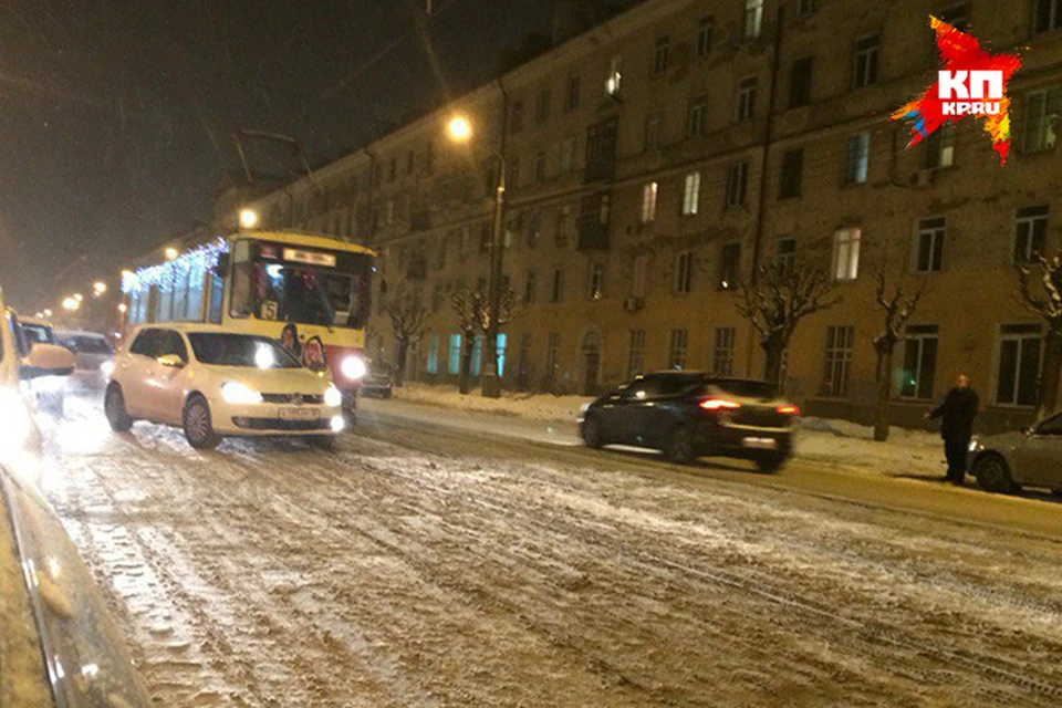 Автоледи из Ижевска может заплатить крупный штраф за то, что на полтора часа остановила движение трамваев