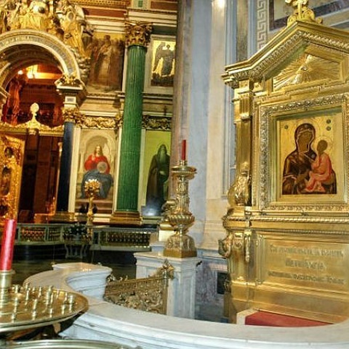 Россиян попросили не освящать в церкви сало и колбасу