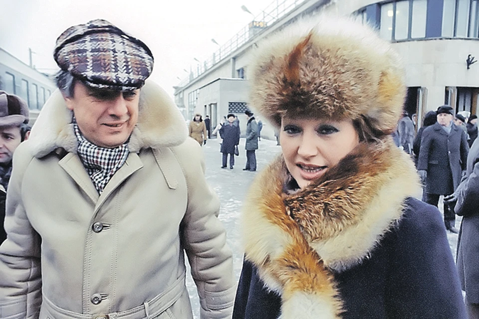 Раймонд Паулс встречает Аллу Пугачеву на вокзале в Риге. 1986 год. Фото: Леон БАЛОДИС/ТАСС