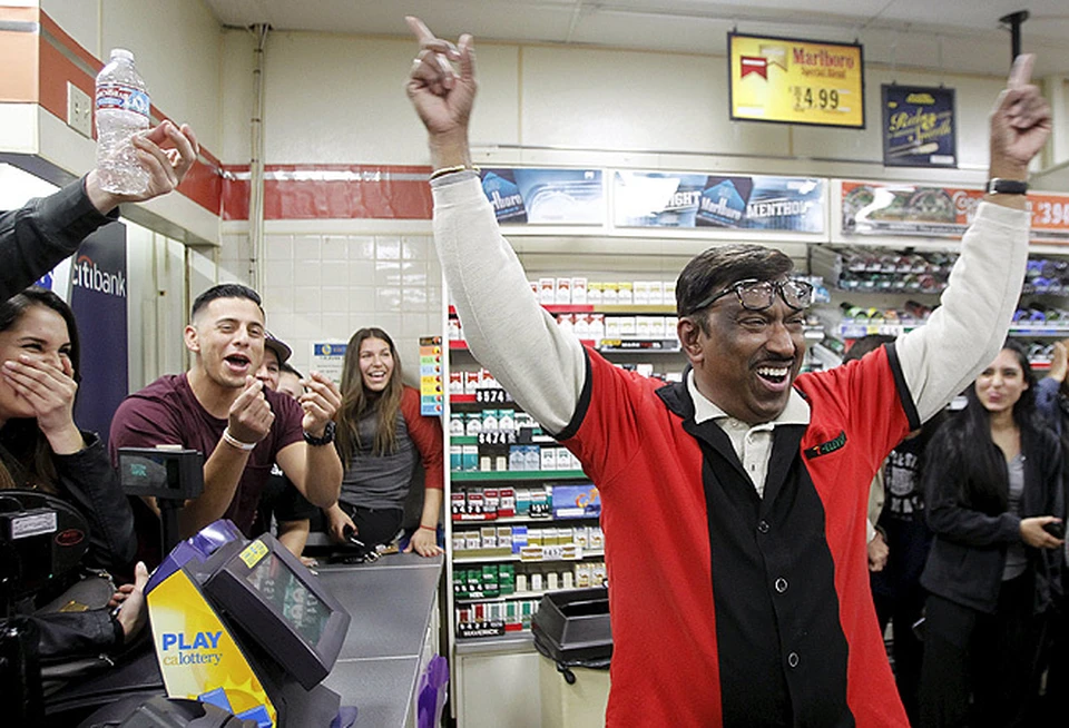 Владелец магазинчика в Калифорнии, в котором был продан один из лотерейных билетов, празднует чужой успех. Выигрыш ему не достанется, но реклама заведению обеспечена на годы вперёд.