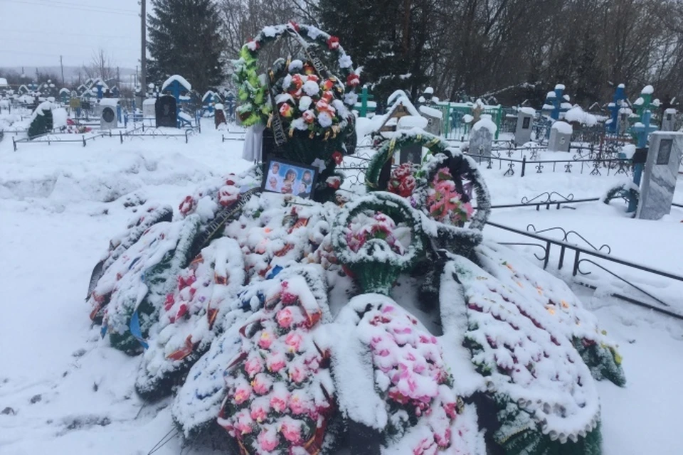 Мать, пятерых братьев и сестер Ильи похоронили в одном гробу