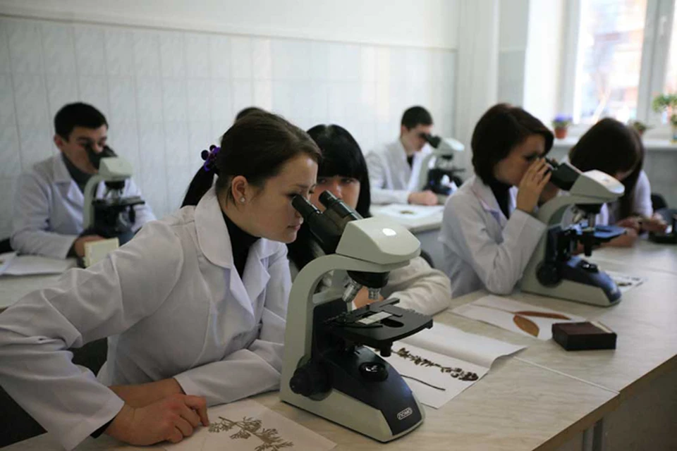 Студенты не только слушают лекции в аудиториях, но и занимаются серьезной практической работой.