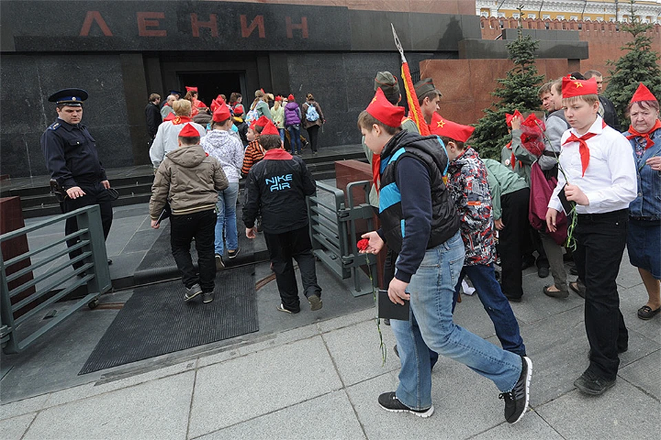 Весна 2014 года, юные ленинцы в день 144-й годовщины со дня рождения вождя пролетариата отправляются возложить цветы к его мумии.