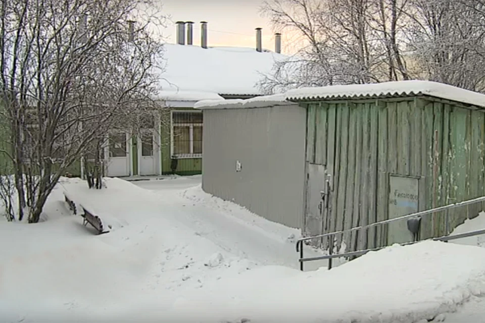 Здание противотуберкулезного диспансера Светлана Проявина покинула беспрепятственно.
Фото: Арктик-Тв