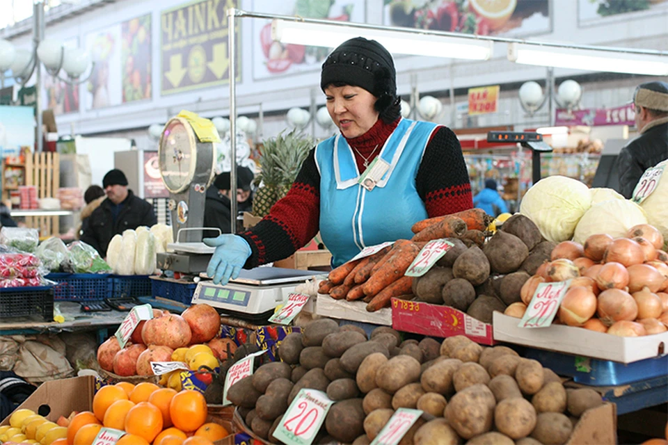 Продавец на рынке фото