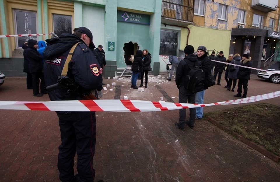 Стену, из которой вырвали банкомат, киношники сложили перед съемками в дверном проеме магазина.