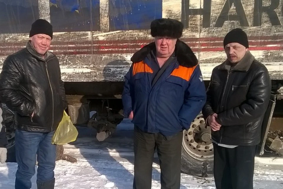 Томских дальнобойщиков, которые замерзали на трассе в Иркутской области, проводили домой