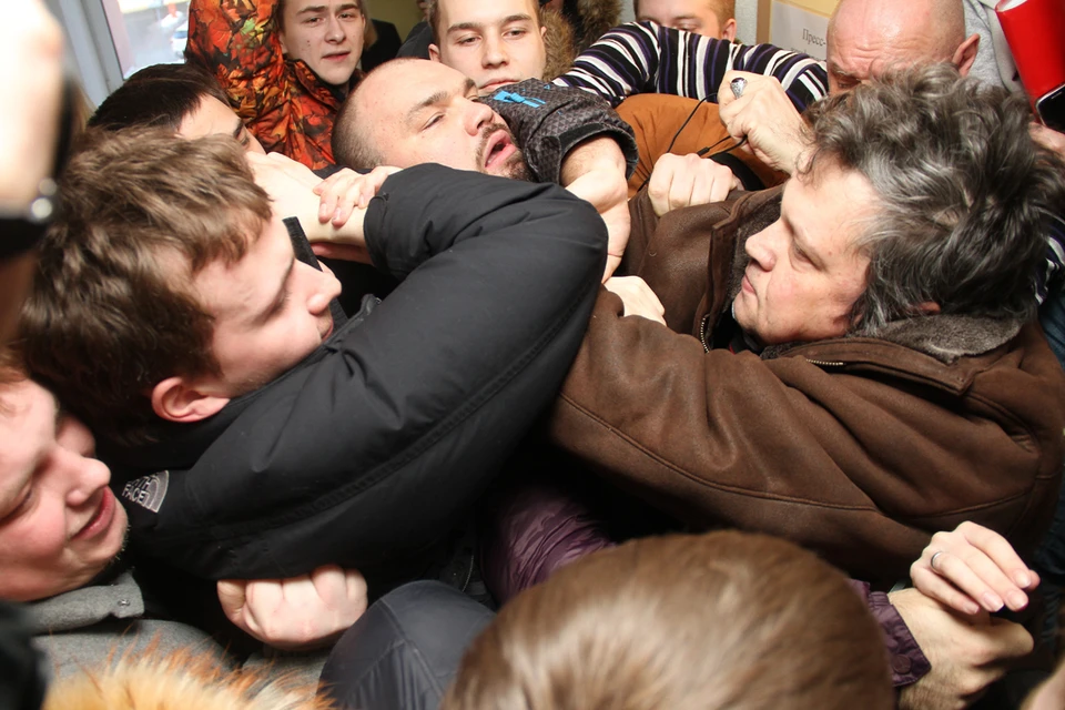 Активисты НОД пытались сорвать встречу Михаила Касьянова с журналистами в Нижнем Новгороде.