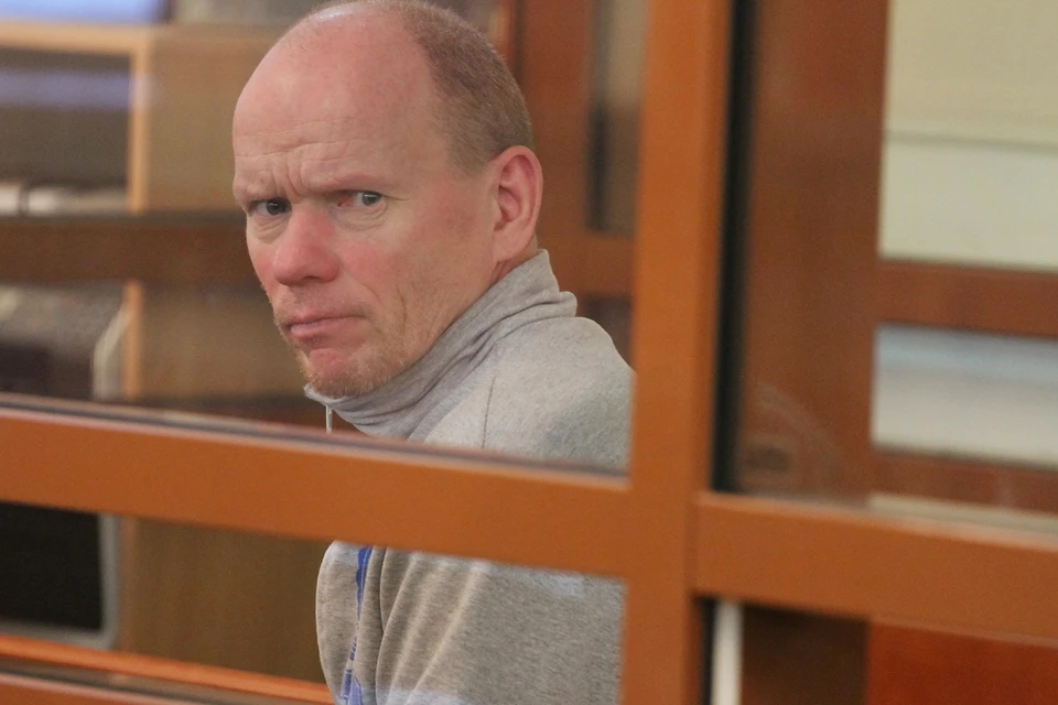 В зале суда показали нож, которым нижегородский потрошитель Белов убил жену и детей.