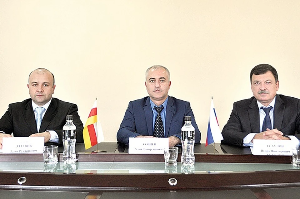 Аудиторы (слева направо) Алан Дзагоев, Алан Созиев и Игорь Есаулов.