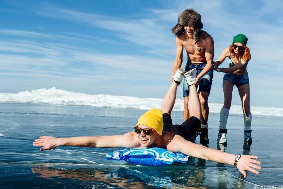 На льду Байкала сибиряки устроили пляжную вечеринку в купальниках. ФОТО: Алексей ЛОВЦОВ.