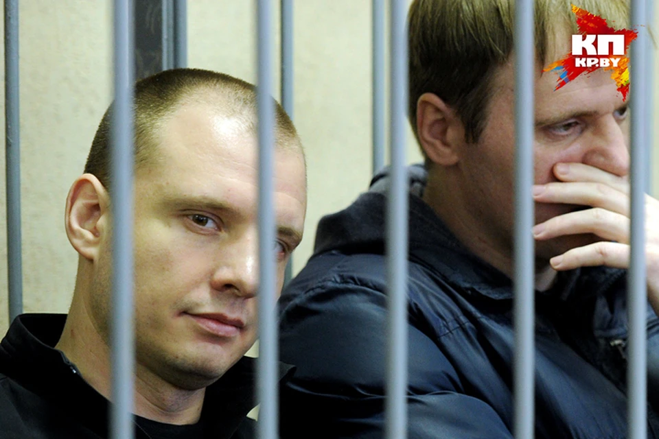 Константин Вилюга (слева) сидит в клетке рядом с сотрудником КГБ Корницким.