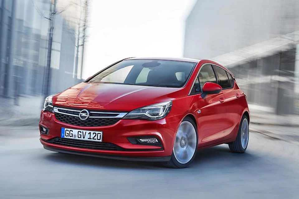 Новый Opel Astra был показан впервые осенью прошлого года, он сделан на новой модульной платформе, стал легче знакомой у нас модели на 200 кг, оснащается экономичными 3- и 4-цилиндровыми моторами.