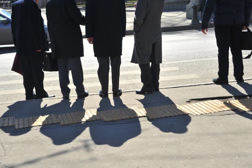 Экономию бюджета в кризис госслужащие и народные избранники обещали начать с себя