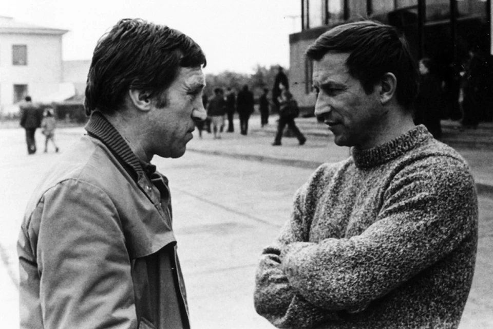 Владимир Высоцкий и Леонид Мончинский (справа)  в аэропорту Иркутска. Фото: личный архив