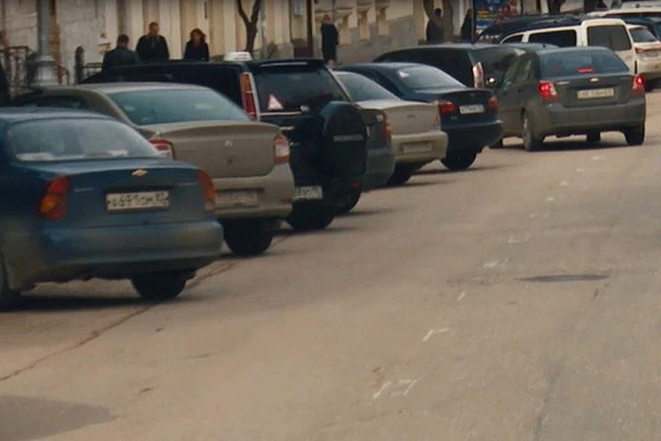 В центре Севастополя из-за припаркованных машин сложно проехать