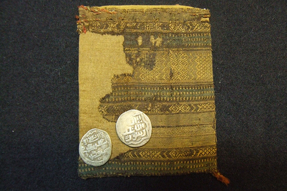 Кошелек жителя Укека из шерстяных нитей, размеры 6 на 8 сантиметров. Монеты находились внутри.