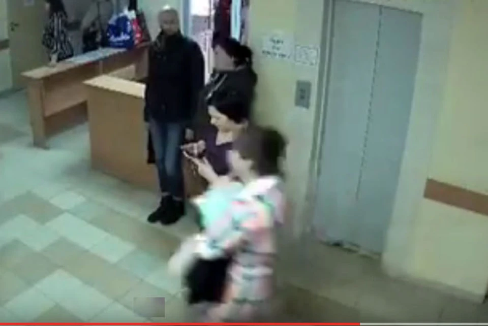Похищение ребенка зафиксировала камера наблюдения. фото: скриншот видео.