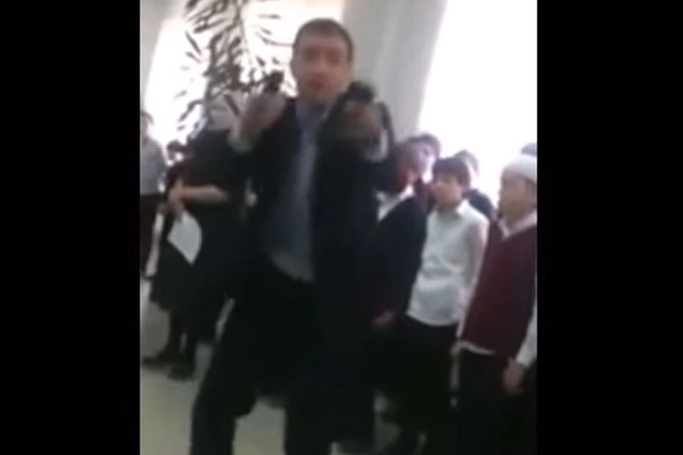 Глава сельской школы в Ингушетии собрал учеников и высказал им все, что думал. Фото: стоп-кадр Youtube