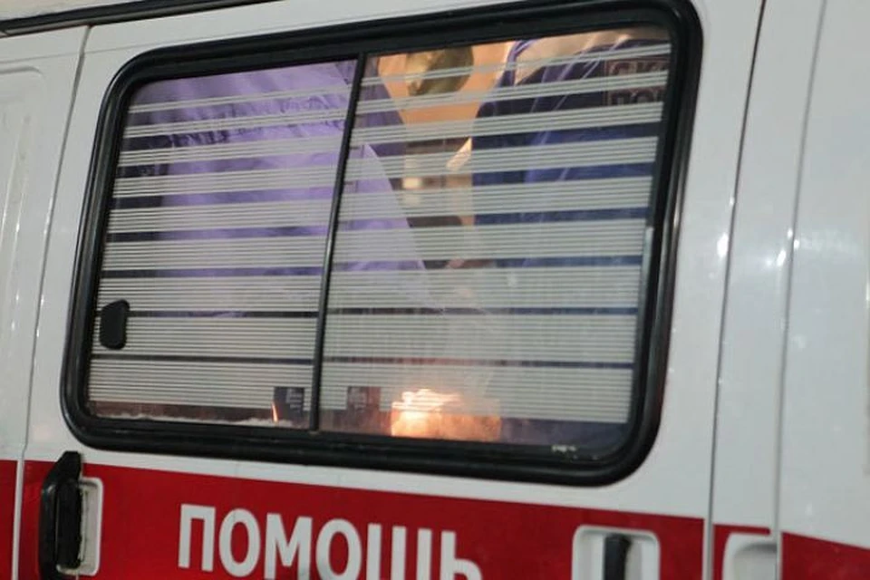 Ослабленный мужчина упал на пол с каталки и ударился. Фото: Илья СМИРНОВ