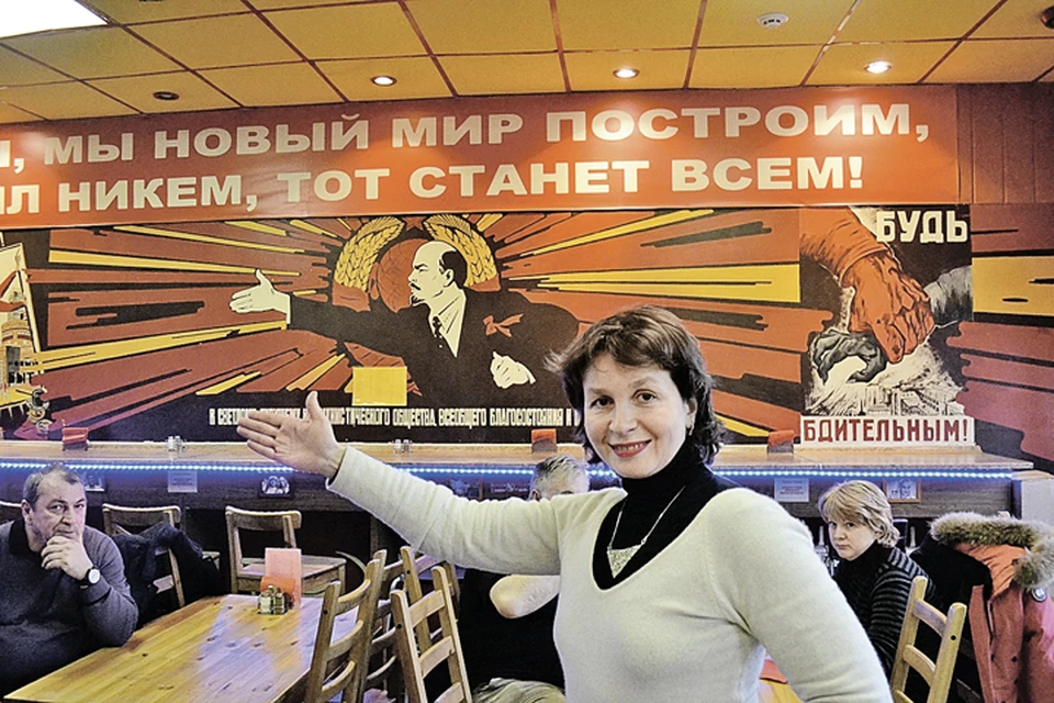 А это мы с Лениным указываем верный путь. Туда, где на Покровке заказывают еду и питье.