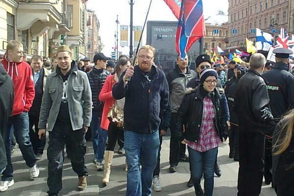 В прошлом году Виталий Милонов также сопровождал колонны с иностранными флагами