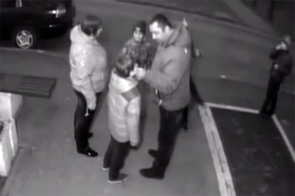 Мужчина держал чужого мальчика, пока его сын бил того ногами. Фото: скриншот видео.