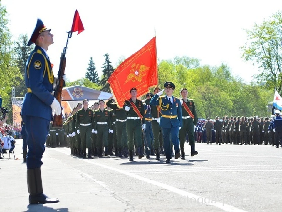 Парад Победы на площади Революции