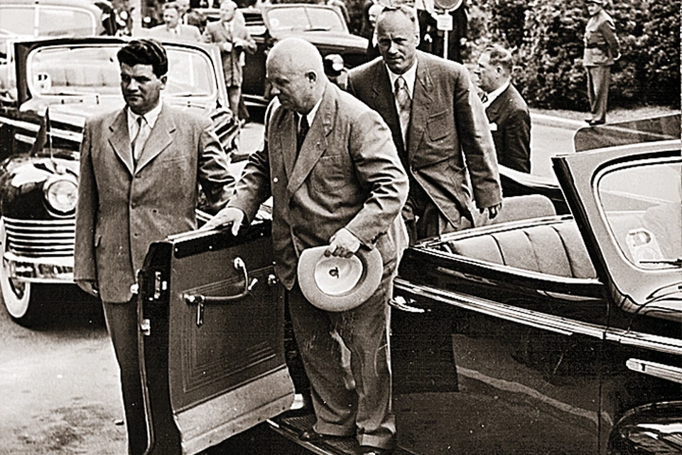 Во время иностранных визитов Никита Хрущев всегда брал с собой Серова (на фото он за спиной Хрущева в машине). Снимок сделан в Женеве в июле 1955 года.