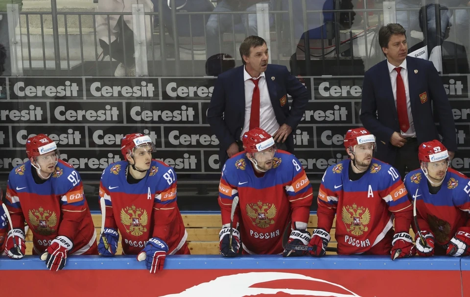 Олег Знарок и команда во время полуфинала чемпионата мира с Финляндией.