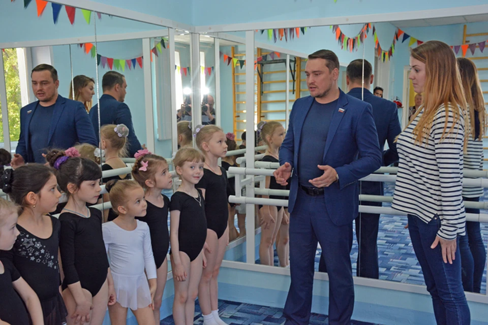 Депутат Олег Шестаков помогал в ремонте гимнастического зала.