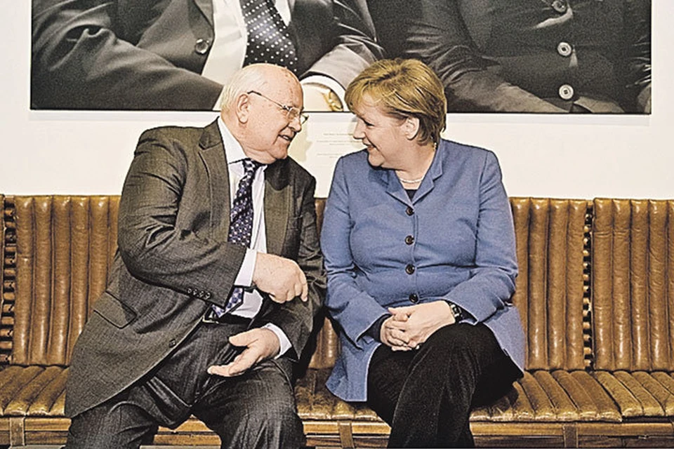 Первый Президент СССР Михаил Горбачев и нынешний канцлер ФРГ Ангела Меркель (справа) и представить себе не могли, что однажды деликатные подробности их общения с «другом Гельмутом» выплывут на свет божий.