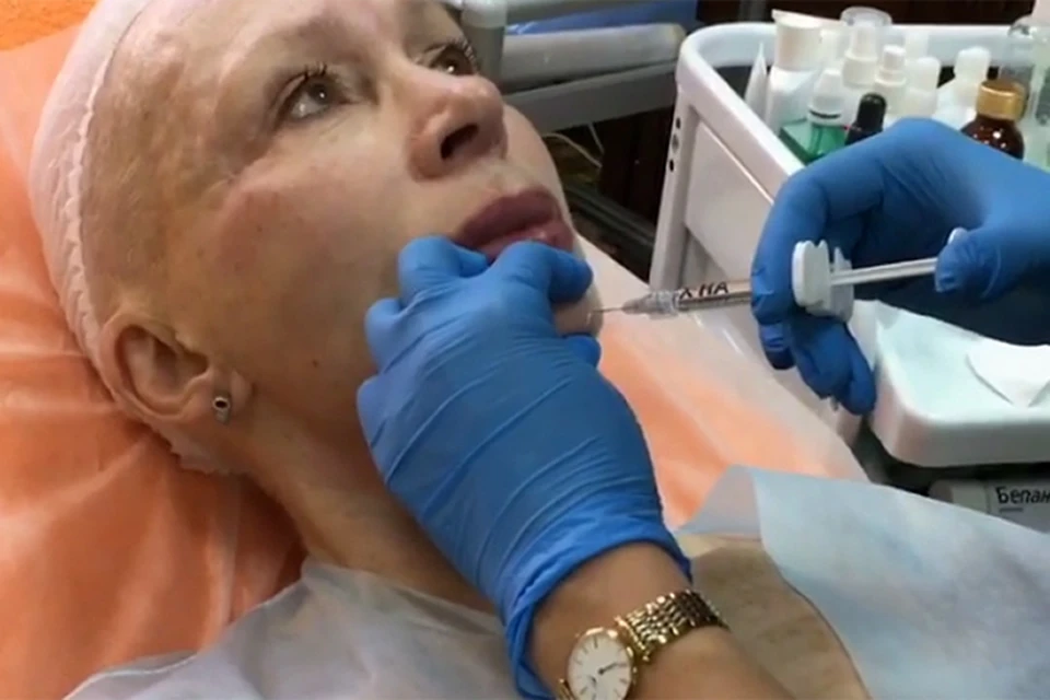 В Инстаграме одной из клиник появилось видео, где косметологи с помощью специального препарата корректируют форму подбородка Татьяны