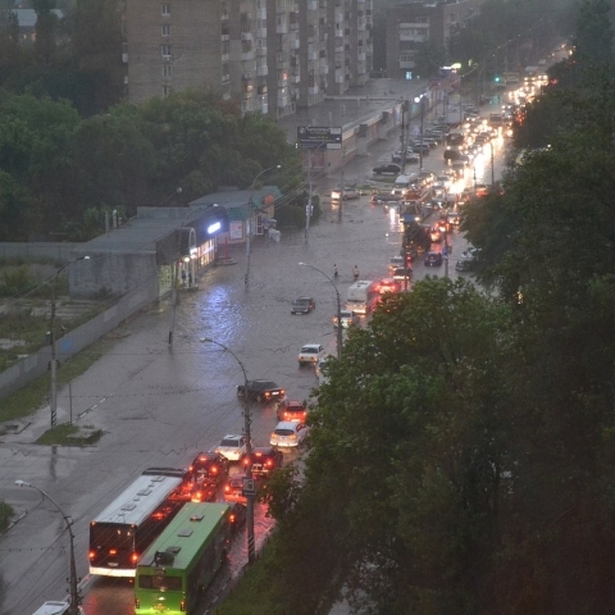 Последствия ливня в Саратове: маршрутки глохли в лужах, а в Комсомольском  поселке смыло дорогу - KP.RU