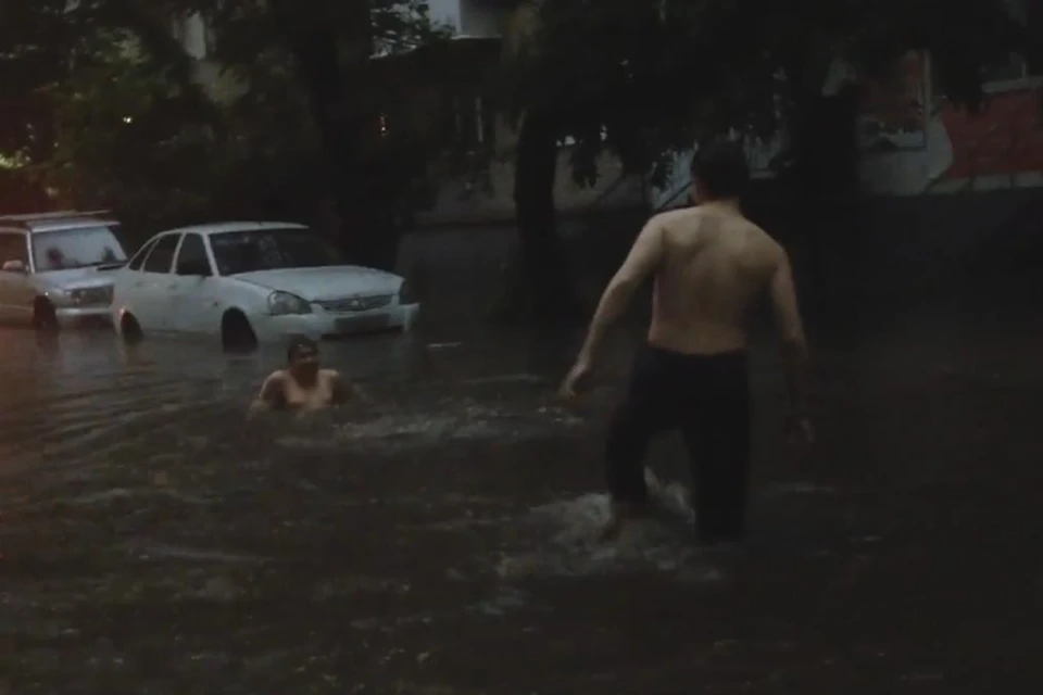 В Саратове после проливного дождя горожане вышли купаться в луже