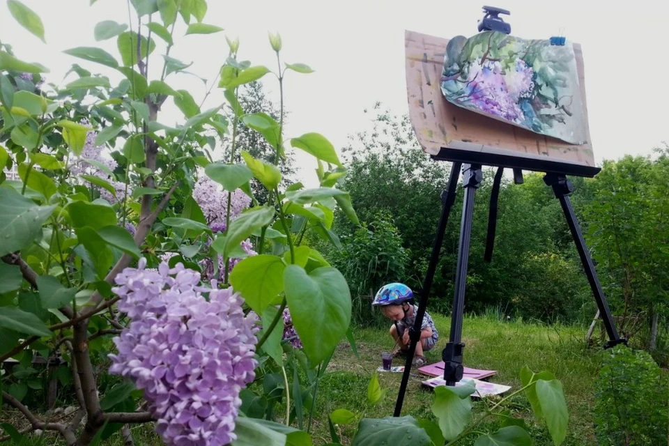 Цветы в Саду сирени с натуры рисуют и взрослые и дети. Фото: группа ВКонтакте «Природа Перми».