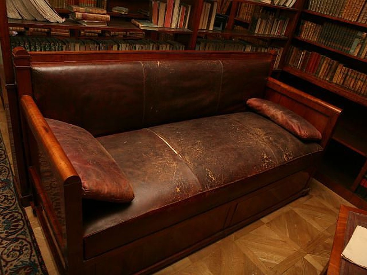 Эксперты доказали: Пушкин умер на том самом диване, который стоит впетербургском музее - KP.RU