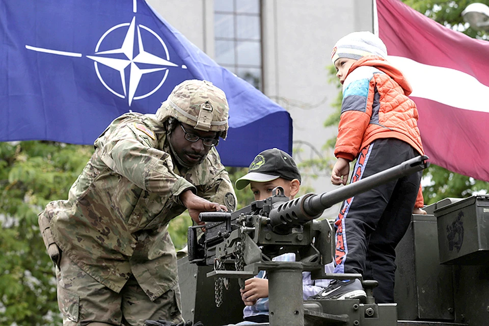 Опасаясь российского вторжения, НАТО бросилось проводить военные парады и учения прямо у границ нашей страны.
