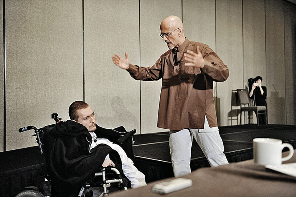 Серджио Канаверо (справа) не скрывает, что ему очень выгодна шумиха вокруг предстоящей операции Валерия Спиридонова (в инвалидном кресле).