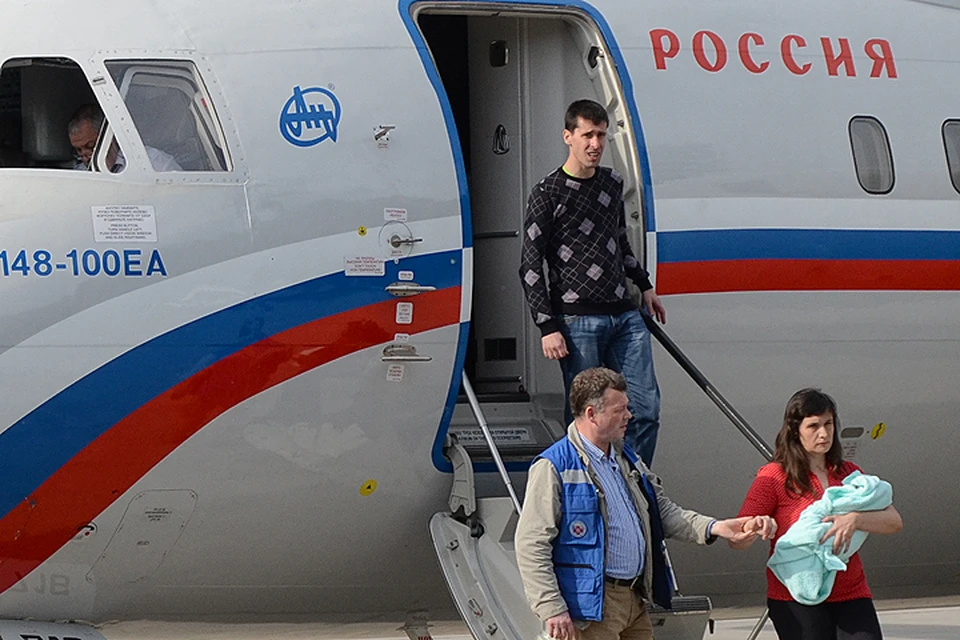 Журналисты Виталий Диденко и Елена Глищинская в аэропорту Внуково.