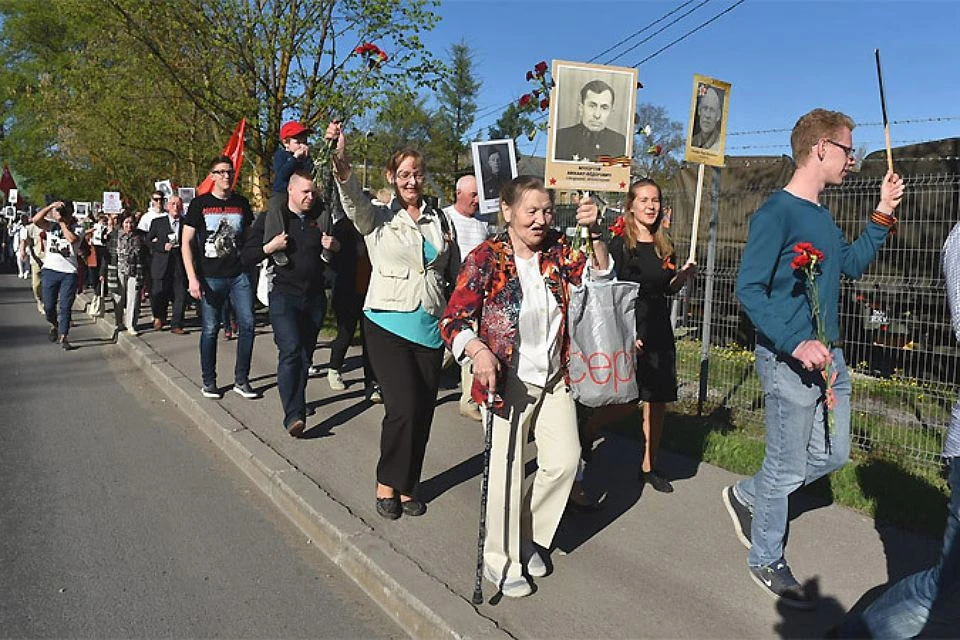 В шествии "Бессмертный полк" Таллина приняло участие около 500 человек. Фото: Ханна Самосон/ERR.ee