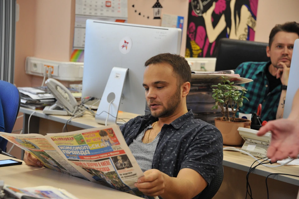 В паузах между съемками Андрей Чадов с увлечением читал «Комсомолку».