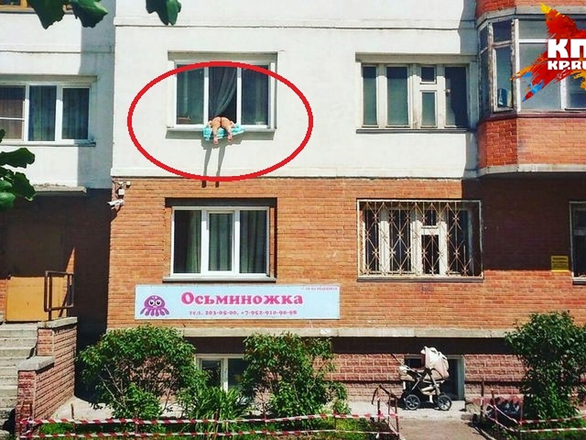 Голая женщина, загорающая в окне новосибирского дома, решила 