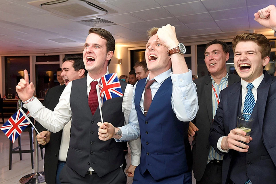 Сторонники выхода Британии из ЕС празднуют победу.