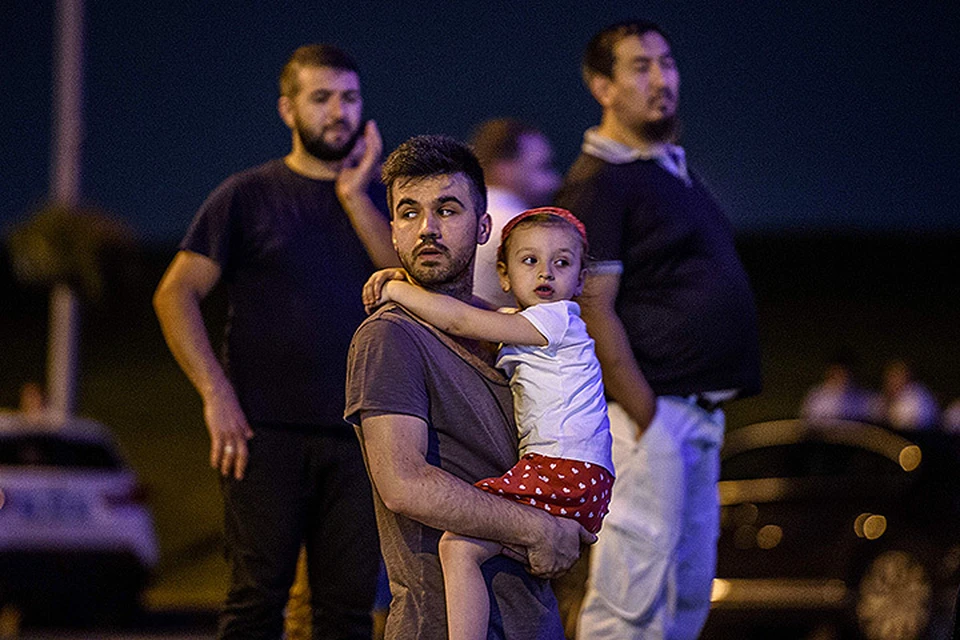 Ночь теракта 28 июня. Пассажиры после эвакуации из здания главного аэропорта Турции.