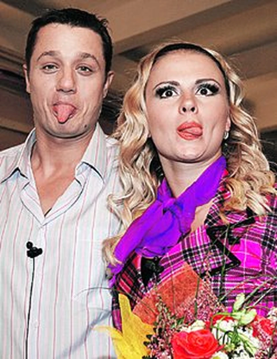 Аня и партнер по шоу Алексей Макаров стараются не унывать из-за ее болезни.