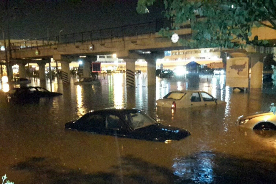 Всего за какой-то час в городе утонули сотни машин. Фото: ВК, "Ростов-на-Дону | Главный"
